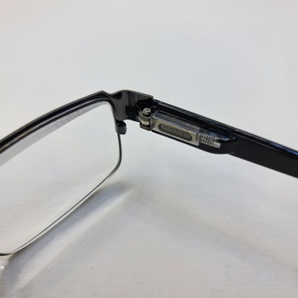 عکس از عینک مطالعه نمره +1. 50 نزدیک بین با فریم فلزی، مستطیلی و دسته فنری مدل 21