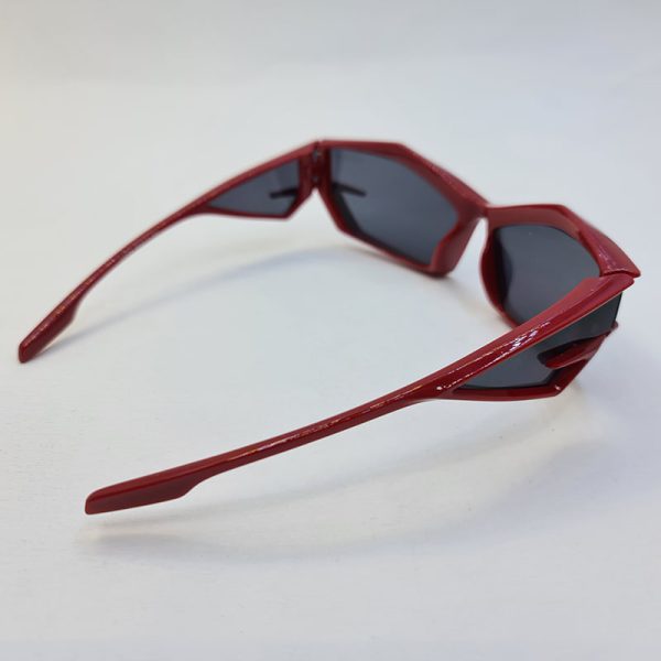 عکس از عینک آفتابی فانتزی پرادا با عدسی تیره و فریم قرمز رنگ مدل lh068
