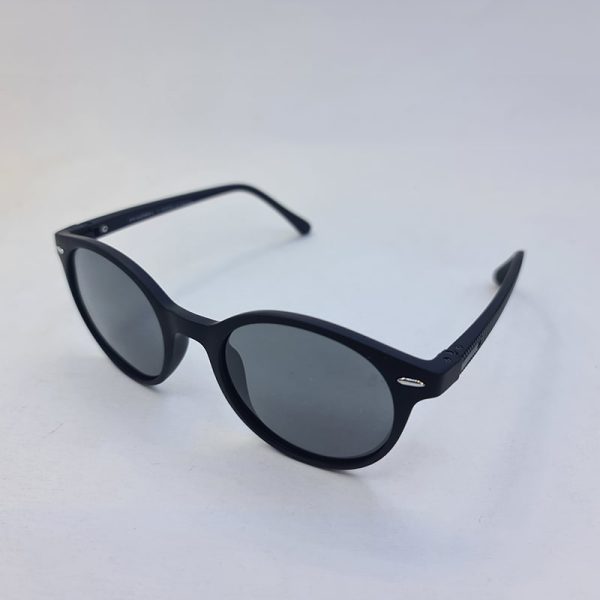 عکس از عینک آفتابی با فریم گرد و مشکی برند اوگا با عدسی پلاریزه و آنتی رفلکس مدل 7914