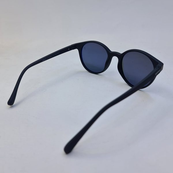عکس از عینک آفتابی با فریم گرد و مشکی برند اوگا با عدسی پلاریزه و آنتی رفلکس مدل 7914