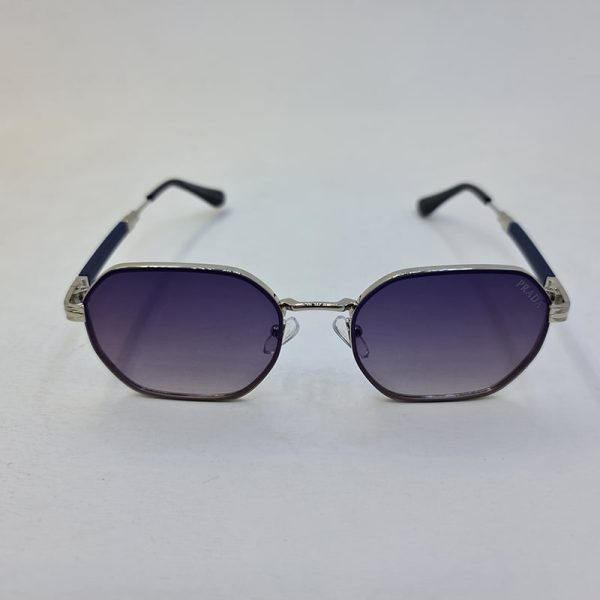 عکس از عینک آفتابی پرادا با فریم و دسته نقره ای رنگ و عدسی آنتی رفلکس مدل 0548