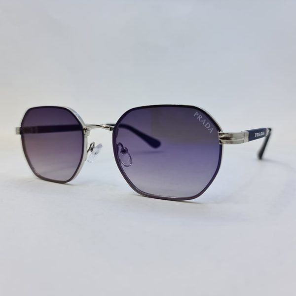 عکس از عینک آفتابی پرادا با فریم و دسته نقره ای رنگ و عدسی آنتی رفلکس مدل 0548