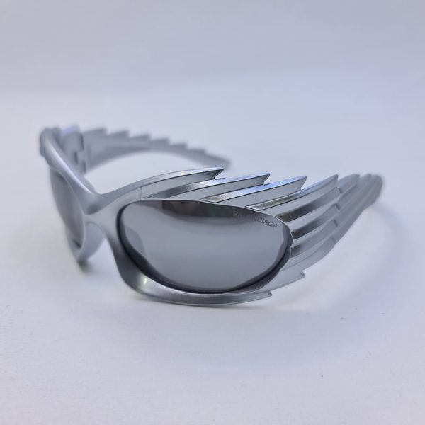 عکس از عینک آفتابی سیلور شانه ای بالنسیاگا با فریم فانتزی و لنز آینه ای مدل sh1006