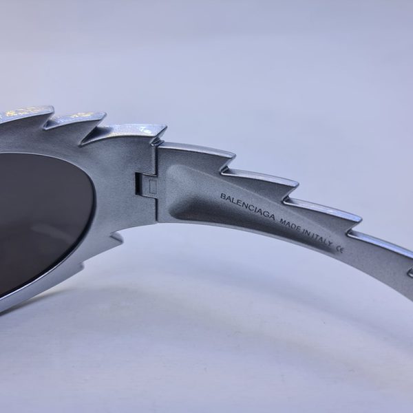 عکس از عینک آفتابی سیلور شانه ای بالنسیاگا با فریم فانتزی و لنز آینه ای مدل sh1006