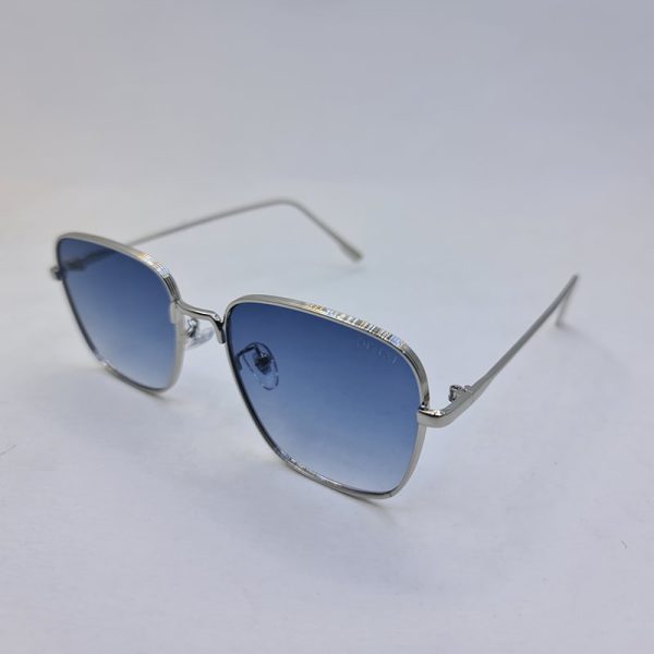 عکس از عینک آفتابی مربعی شکل با فریم فلزی و نقره ای و لنز آبی هایلایت مدل 50168
