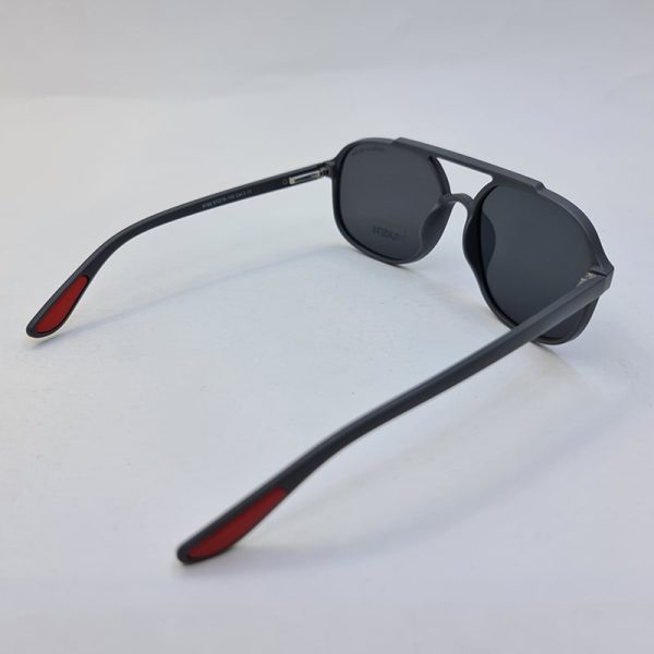 عکس از عینک آفتابی پورشه دیزاین با فریم خلبانی، طوسی و tr90 و لنز پلاریزه و 1. 1 مدل 9155