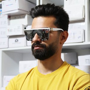 عکس از عینک آفتابی فشن با عدسی یکسره برند BurBerry مدل 9675 بر روی صورت محمدحسین ابراهیم زاده
