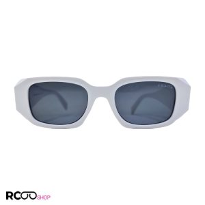 عکس از عینک آفتابی سه بعدی پرادا با فریم سفید رنگ، دسته پهن و لنز دودی مدل ba741