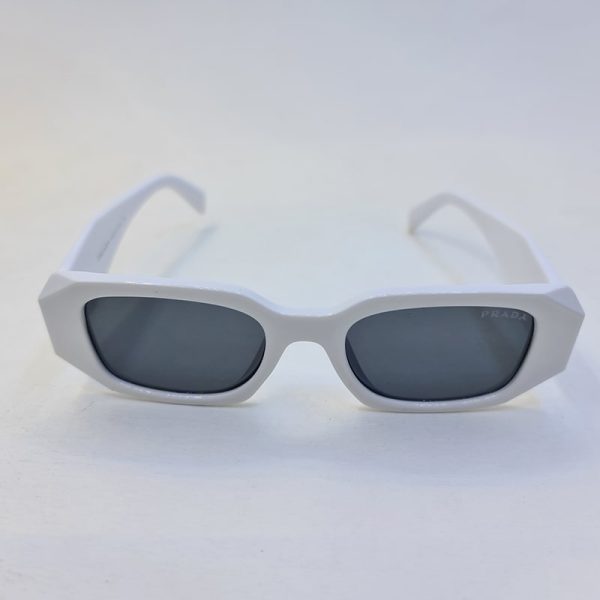 عکس از عینک آفتابی سه بعدی پرادا با فریم سفید رنگ، دسته پهن و لنز دودی مدل ba741