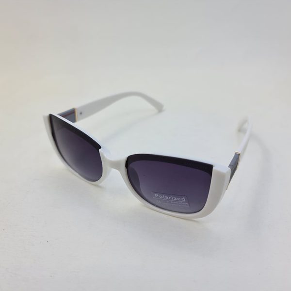 عکس از عینک آفتابی پلاریزه باربری با فریم سفید و گربه ای شکل و عدسی تیره مدل p6814