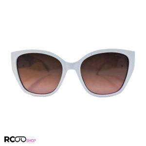 عکس از عینک آفتابی زنانه ورساچه با فریم سفید رنگ و چشم گربه ای مدل 8817