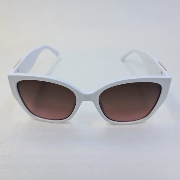 عکس از عینک آفتابی زنانه ورساچه با فریم سفید رنگ و چشم گربه ای مدل 8817