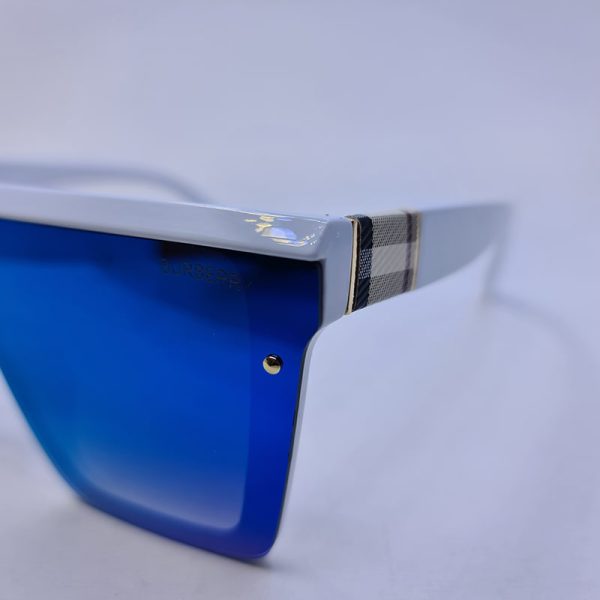 عکس از عینک آفتابی فشن با فریم سفید، لنز آینه ای و یک تکه آبی رنگ مدل 9675