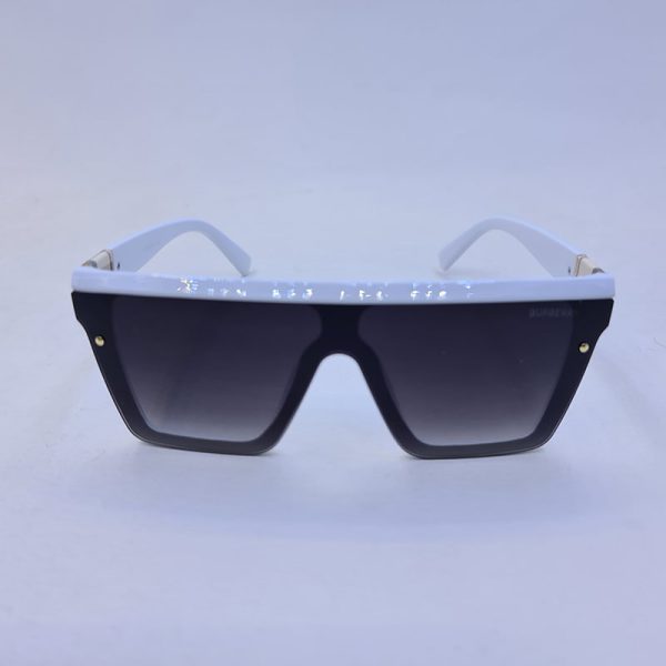 عکس از عینک آفتابی اسپورت با فریم سفید، لنز یک تکه با رنگ دودی تیره مدل 9675