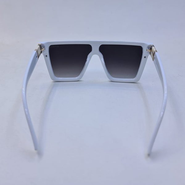 عکس از عینک آفتابی اسپورت با فریم سفید، لنز یک تکه با رنگ دودی تیره مدل 9675