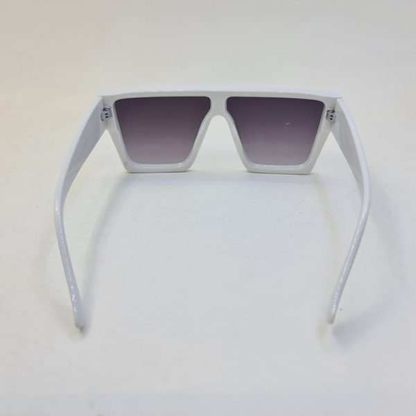 عکس از عینک آفتابی مردانه با فریم سفید رنگ و عدسی یکسره و اسپورت مدل slm58