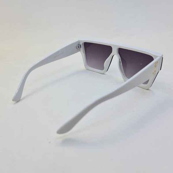 عکس از عینک آفتابی مردانه با فریم سفید رنگ و عدسی یکسره و اسپورت مدل slm58