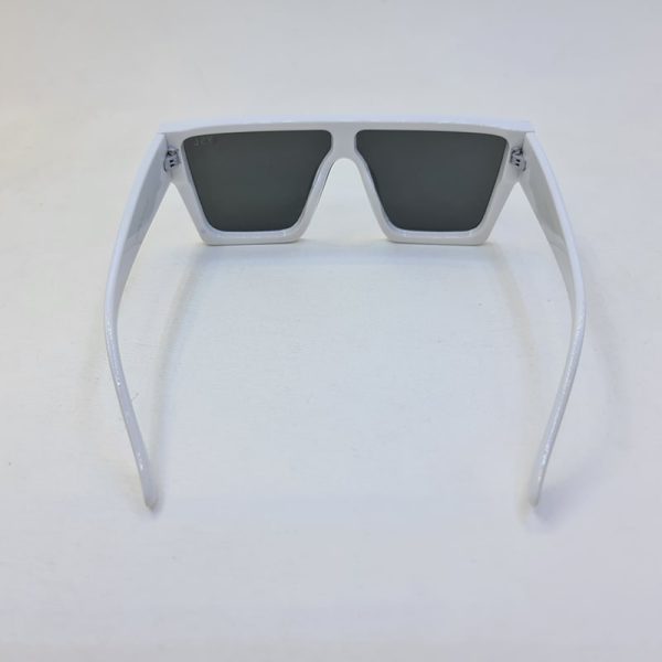 عکس از عینک آفتابی مردانه با فریم سفید رنگ و عدسی جیوه ای و نقره ای مدل slm58