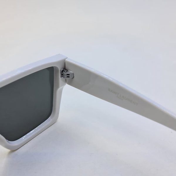 عکس از عینک آفتابی مردانه با فریم سفید رنگ و عدسی جیوه ای و نقره ای مدل slm58
