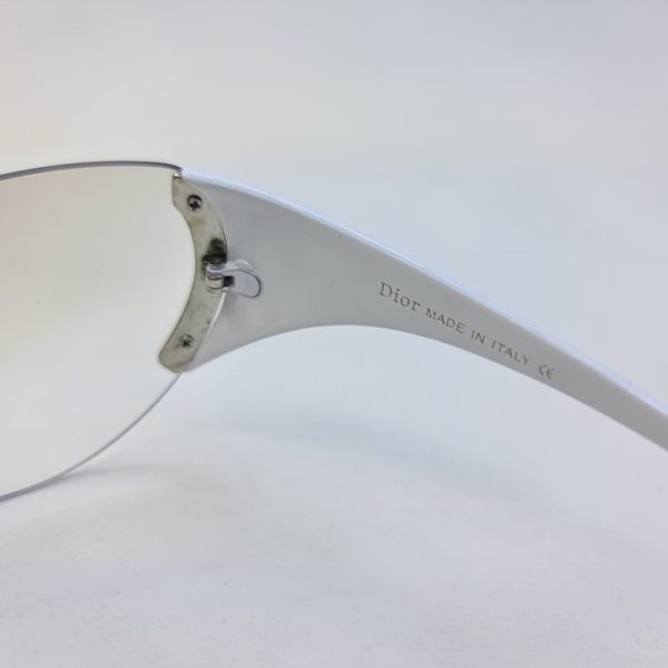 عکس از عینک دیور فانتزی با عدسی یک تکه، بی رنگ و دسته سفید رنگ مدل 2se