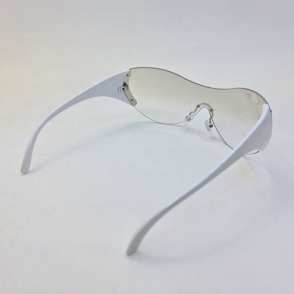 عکس از عینک دیور فانتزی با عدسی یک تکه، بی رنگ و دسته سفید رنگ مدل 2se