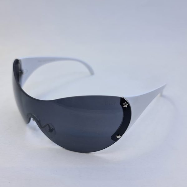عکس از عینک آفتابی دیور فانتزی با عدسی یک تکه، دودی و دسته سفید رنگ مدل 2se