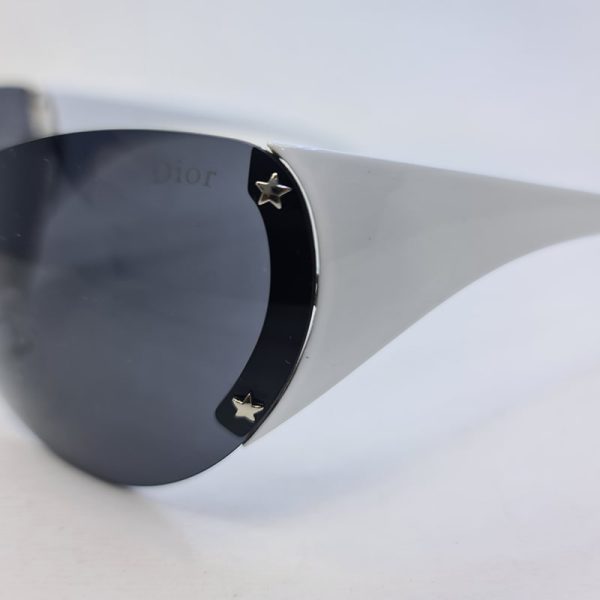 عکس از عینک آفتابی دیور فانتزی با عدسی یک تکه، دودی و دسته سفید رنگ مدل 2se