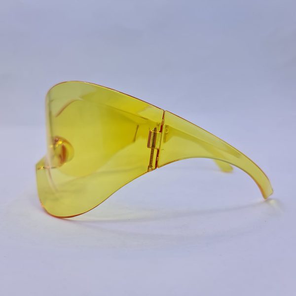 عکس از عینک دید در شب فشن، فریم لس با لنز زرد رنگ و طرح نقاب مدل ng