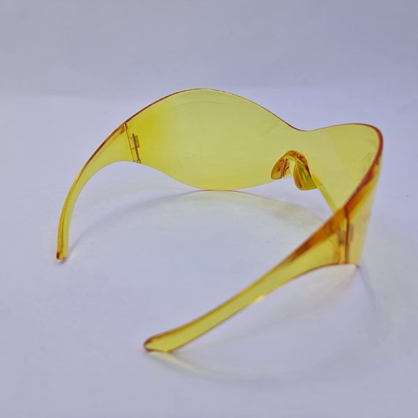 عکس از عینک دید در شب فشن، فریم لس با لنز زرد رنگ و طرح نقاب مدل ng