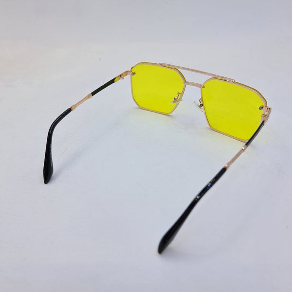 عکس از عینک دید در شب با لنز زرد، فریم طلایی و دسته مشکی رنگ مدل 10378