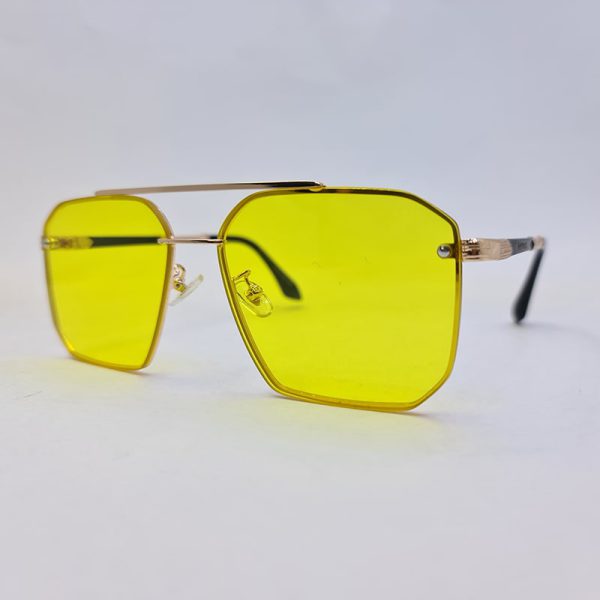 عکس از عینک دید در شب با لنز زرد، فریم طلایی و دسته مشکی رنگ مدل 10378