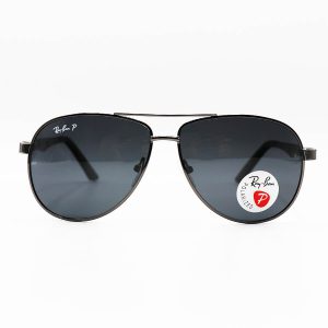 عکس از عینک آفتابی خلبانی Ray-Ban با فریم نوک مدادی رنگ، دسته فنری و لنز دودی تیره و پلاریزه مدل P2033