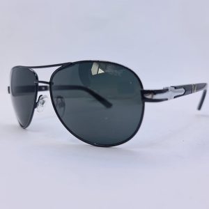 عکس از عینک آفتابی خلبانی Persol با لنز سنگ، فریم مشکی و دسته فنری مدل 2404S