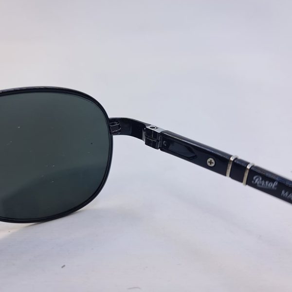 عکس از عینک آفتابی خلبانی persol با لنز سنگ، فریم مشکی و دسته فنری مدل 2404s