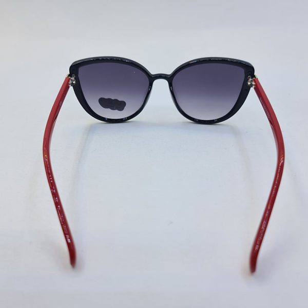 عکس از عینک آفتابی بچگانه با فریم گربه ای، مشکی و دسته قرمز و لنز دودی مدل 3099