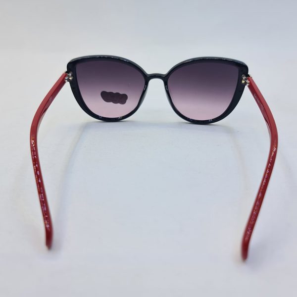 عکس از عینک آفتابی بچگانه با فریم گربه ای، مشکی و دسته قرمز و لنز هایلایت مدل 3099
