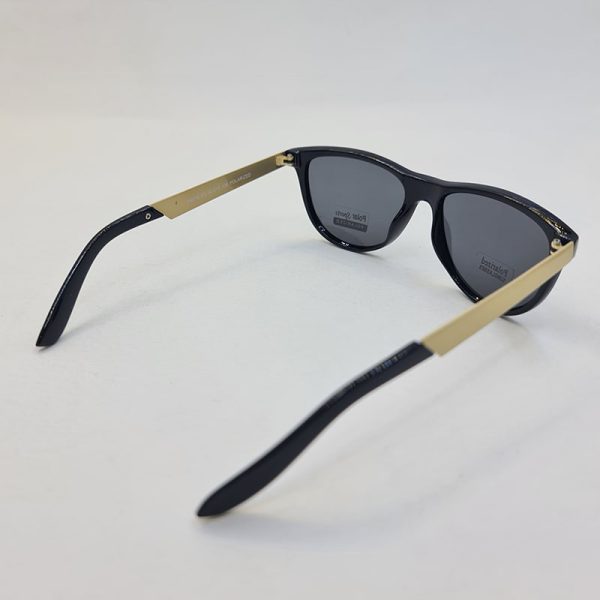 عکس از عینک آفتابی هندسی و مشکی رنگ پلار اسپرت با دسته طلایی مدل p6018