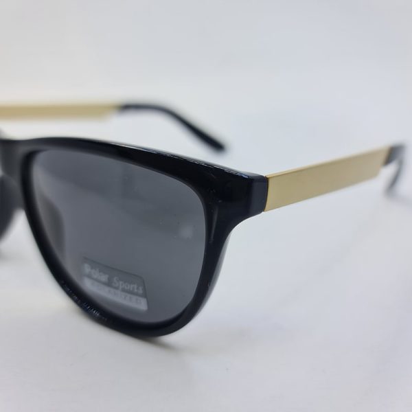 عکس از عینک آفتابی هندسی و مشکی رنگ پلار اسپرت با دسته طلایی مدل p6018