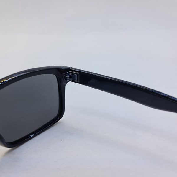 عکس از عینک آفتابی پلاریزه مستطیلی شکل و مشکی رنگ با عدسی دودی مدل p802