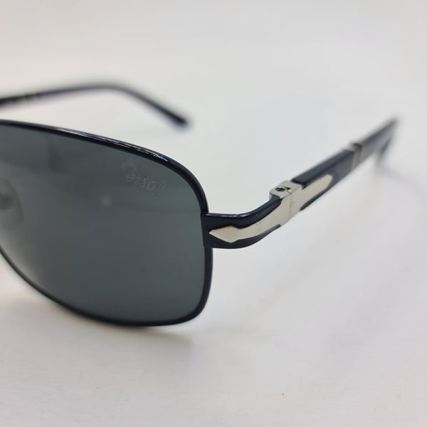 عکس از عینک آفتابی پرسول با لنز سنگ و فریم مستطیلی و مشکی رنگ مدل 2407s