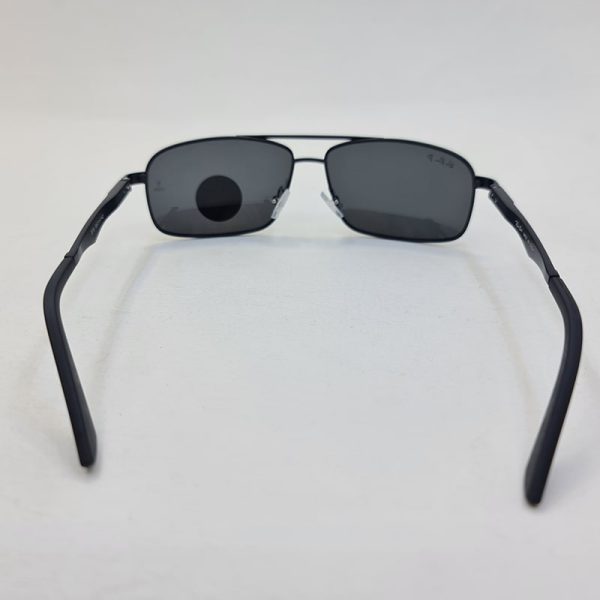 عکس از عینک آفتابی ری بن با فریم مستطیلی شکل و مشکی رنگ و لنز پلرایزد مدل p2018