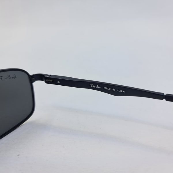 عکس از عینک آفتابی ری بن با فریم مستطیلی شکل و مشکی رنگ و لنز پلرایزد مدل p2018