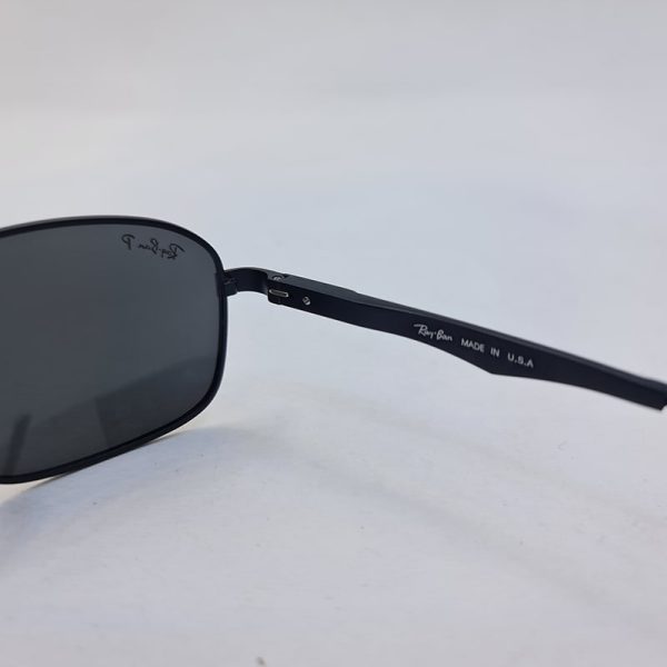 عکس از عینک آفتابی پلار ray-ban با فریم مستطیلی و مشکی رنگ و دسته فنری مدل p3001