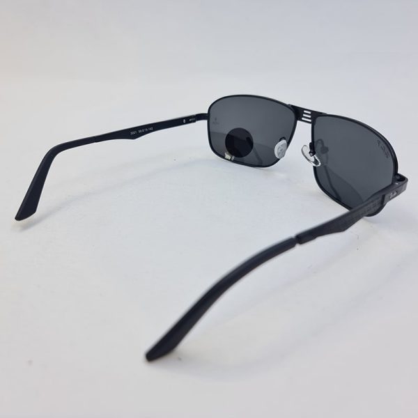 عکس از عینک آفتابی پلار ray-ban با فریم مستطیلی و مشکی رنگ و دسته فنری مدل p3001