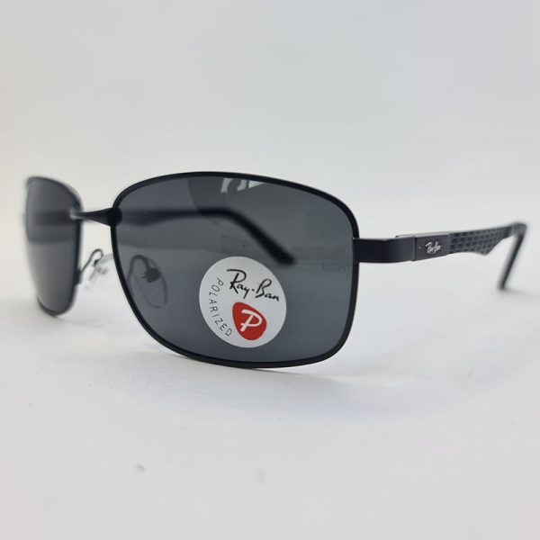 عکس از عینک آفتابی مستطیلی شکل با عدسی پلاریزه و فریم مشکی رنگ ray-ban مدل p2970