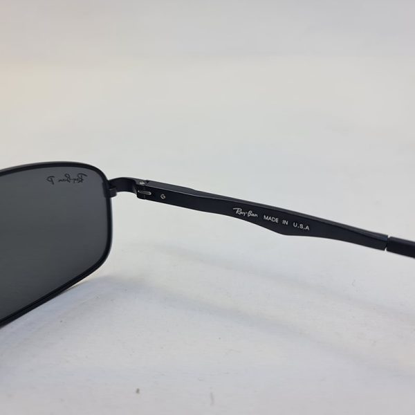 عکس از عینک آفتابی مستطیلی شکل با عدسی پلاریزه و فریم مشکی رنگ ray-ban مدل p2970