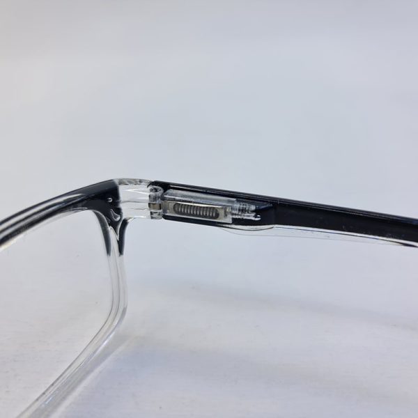 عکس از عینک مطالعه مستطیلی با نمره +2. 50 با فریم مشکی و دسته فنری مدل 23