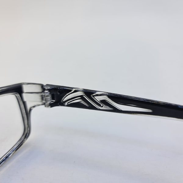 عکس از عینک مطالعه نمره +1. 75 با فریم مشکی و مستطیلی شکل مدل hll808