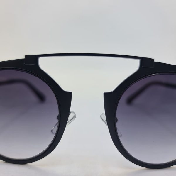 عکس از عینک آفتابی گرد دیور با فریم مشکی رنگ و فانتزی و لنز دودی مدل 8361