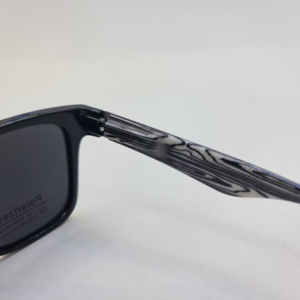 عکس از عینک آفتابی مربعی شکل و مشکی رنگ پلار اسپرت با لنز دودی مدل p559
